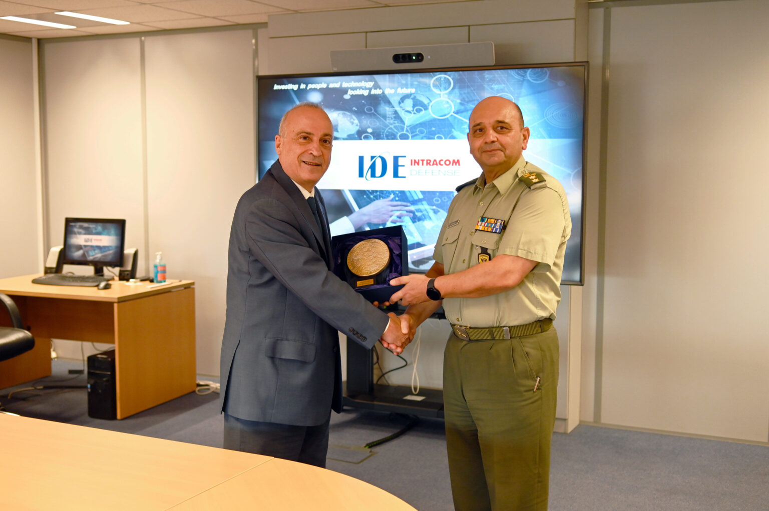 Ο Διευθυντής ΔΔΒ-ΕΠ του ΓΕΣ στις εγκαταστάσεις της Intracom Defense Photo
